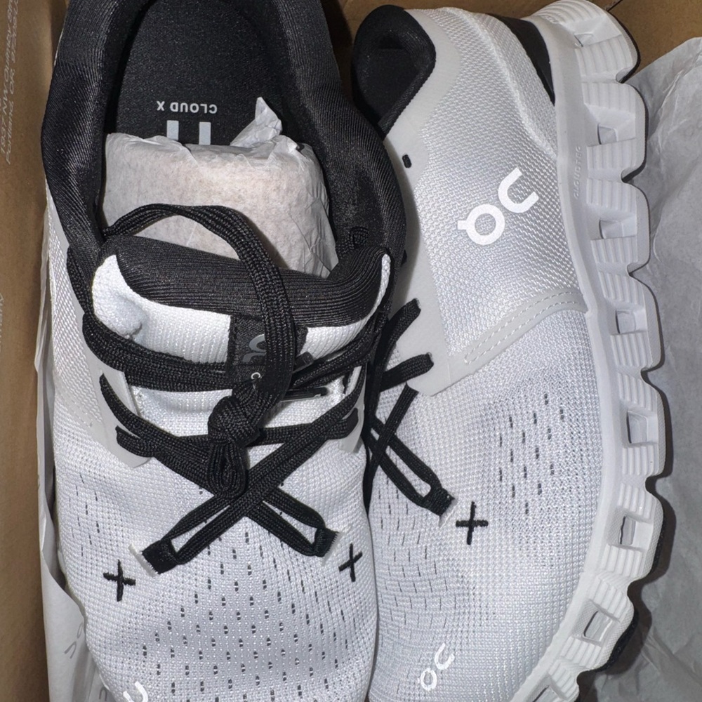 ON Running Cloud X Sneakers in Black and White men 7.5 women 9